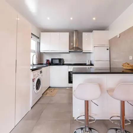 Uno By Hellovacations *